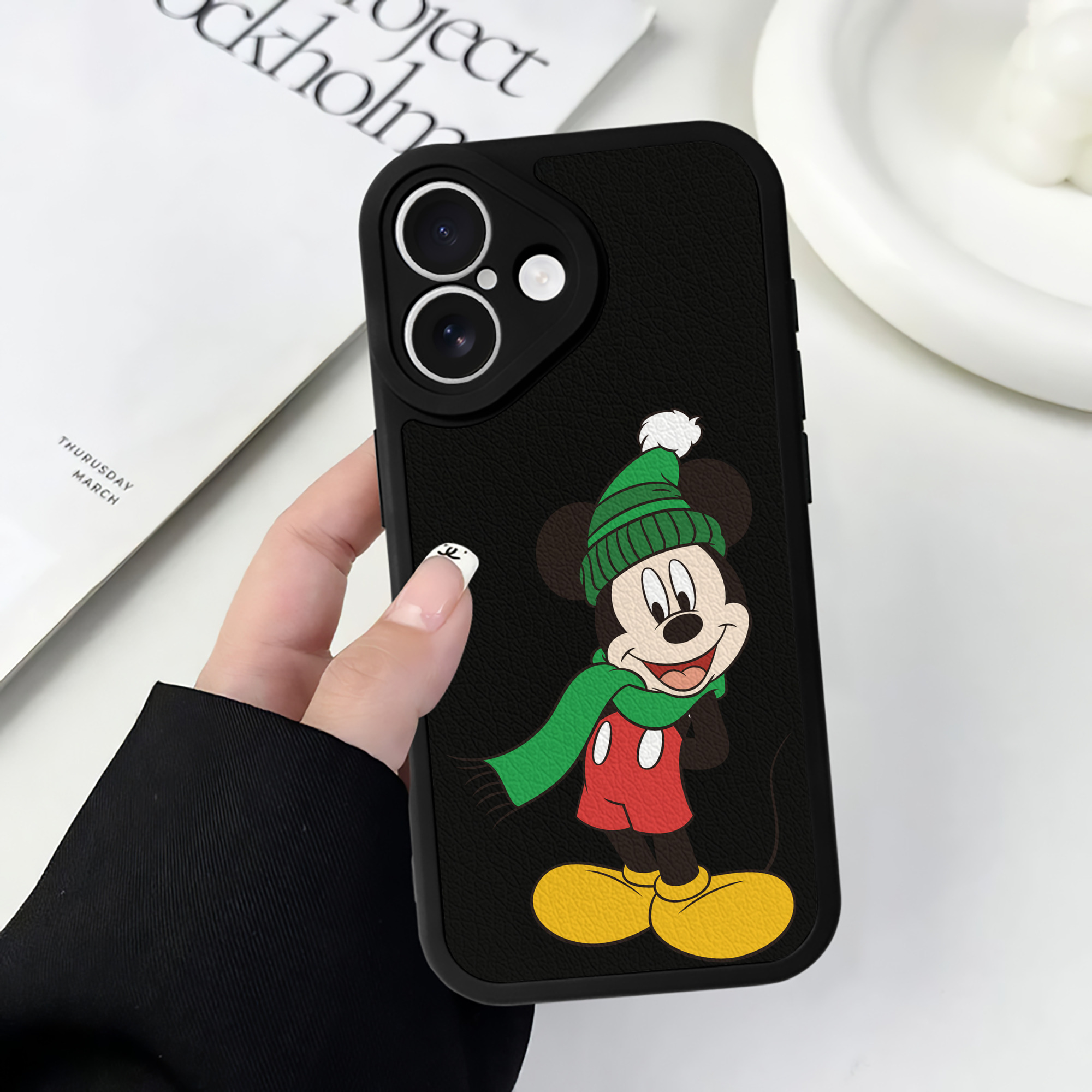 （画像用） ミッキーマウス Mickey Mouse 【iPhone 16シリーズ対応】シリコンスマホケース（レザー調） 材質：シリコン